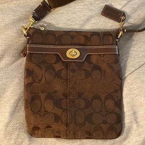 Gorgeous coach purse. In perfect condition.